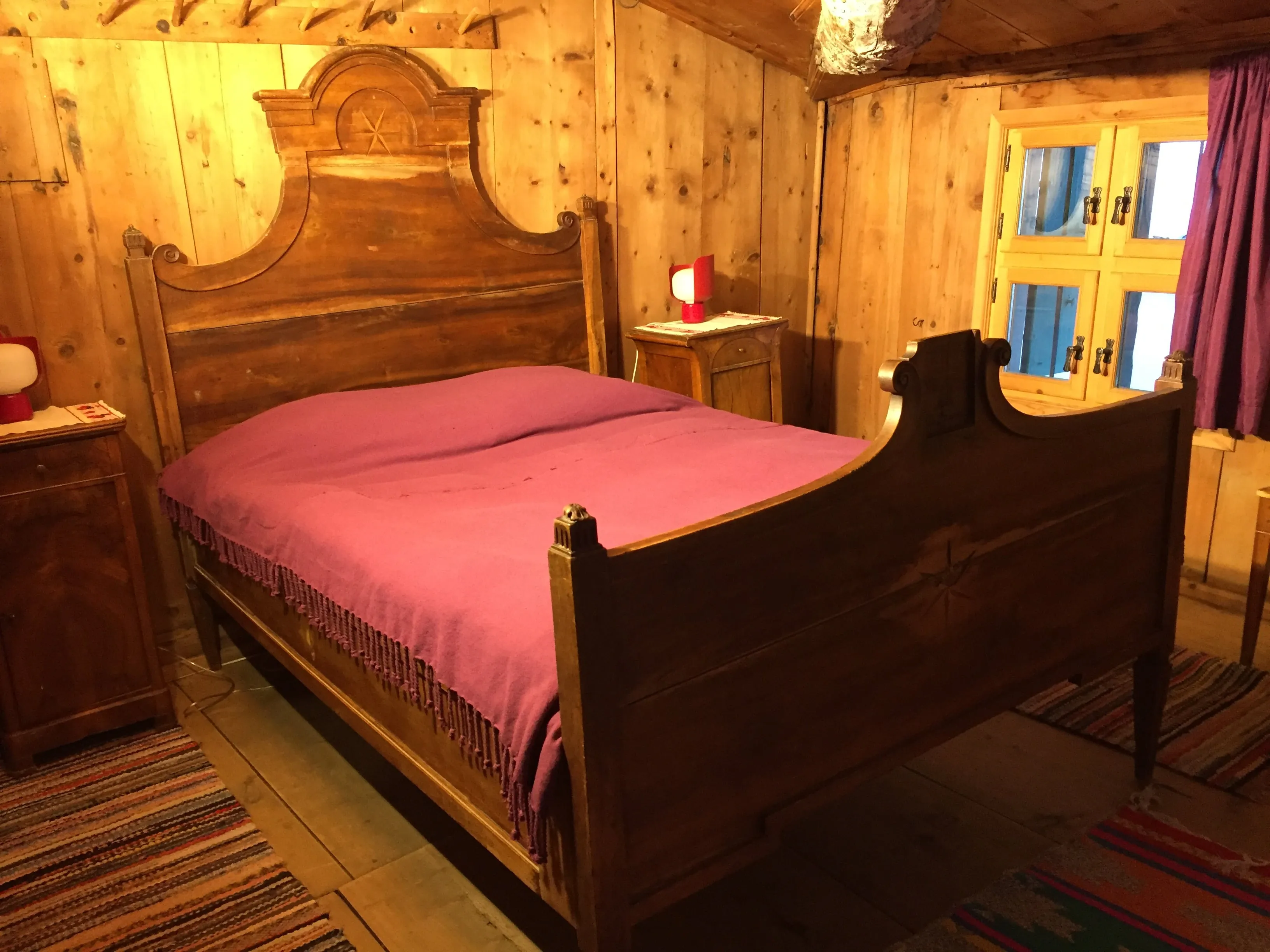 Authentisches Balkenzimmer mit komfortablem Doppelbett