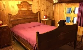 Authentisches Schlafzimmer im historischen Engadinerhaus