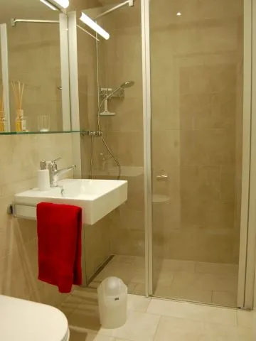 Modernes Badezimmer mit Dusche und WC