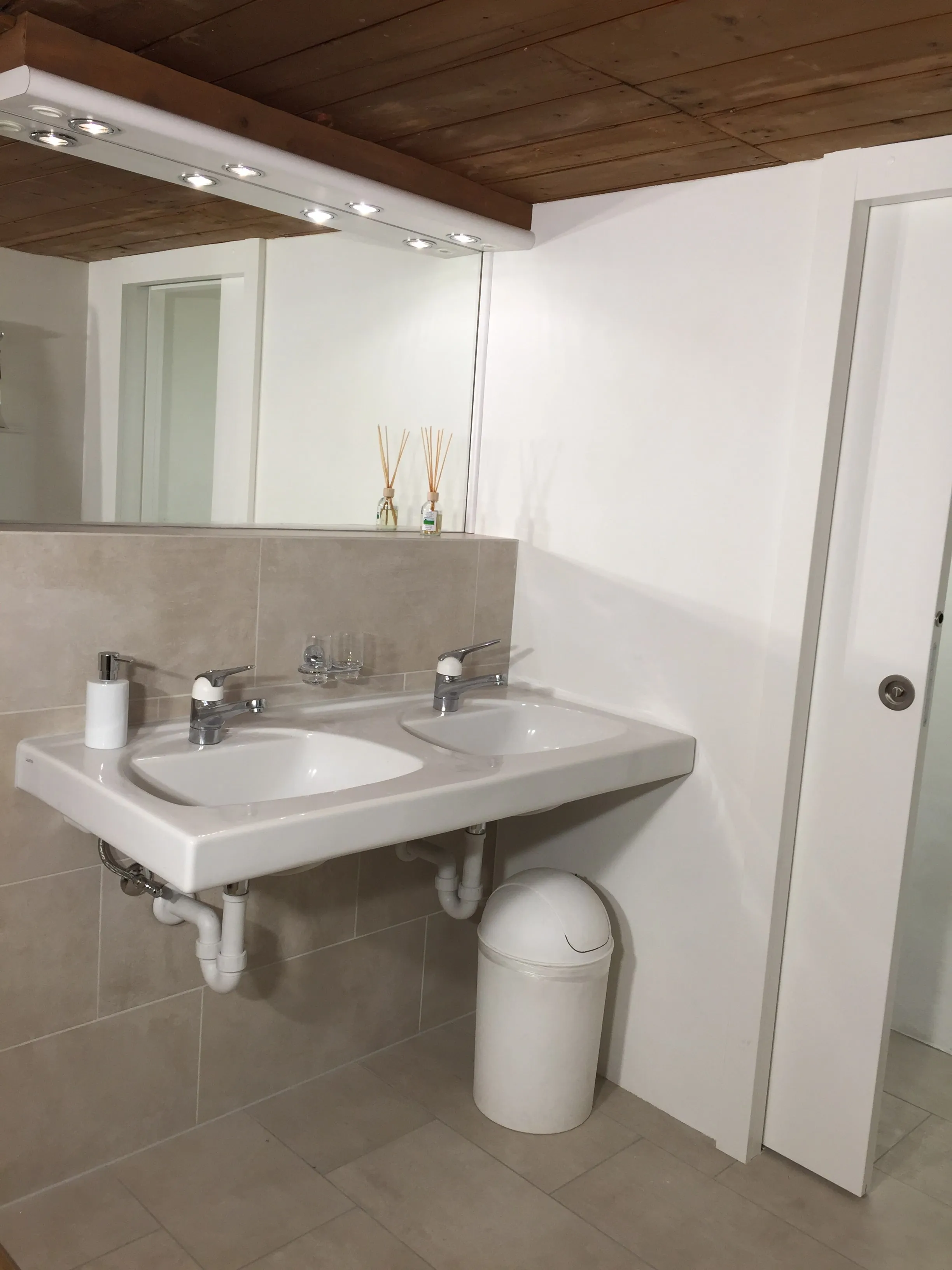 Lavabo und WC im modernisierten Bereich