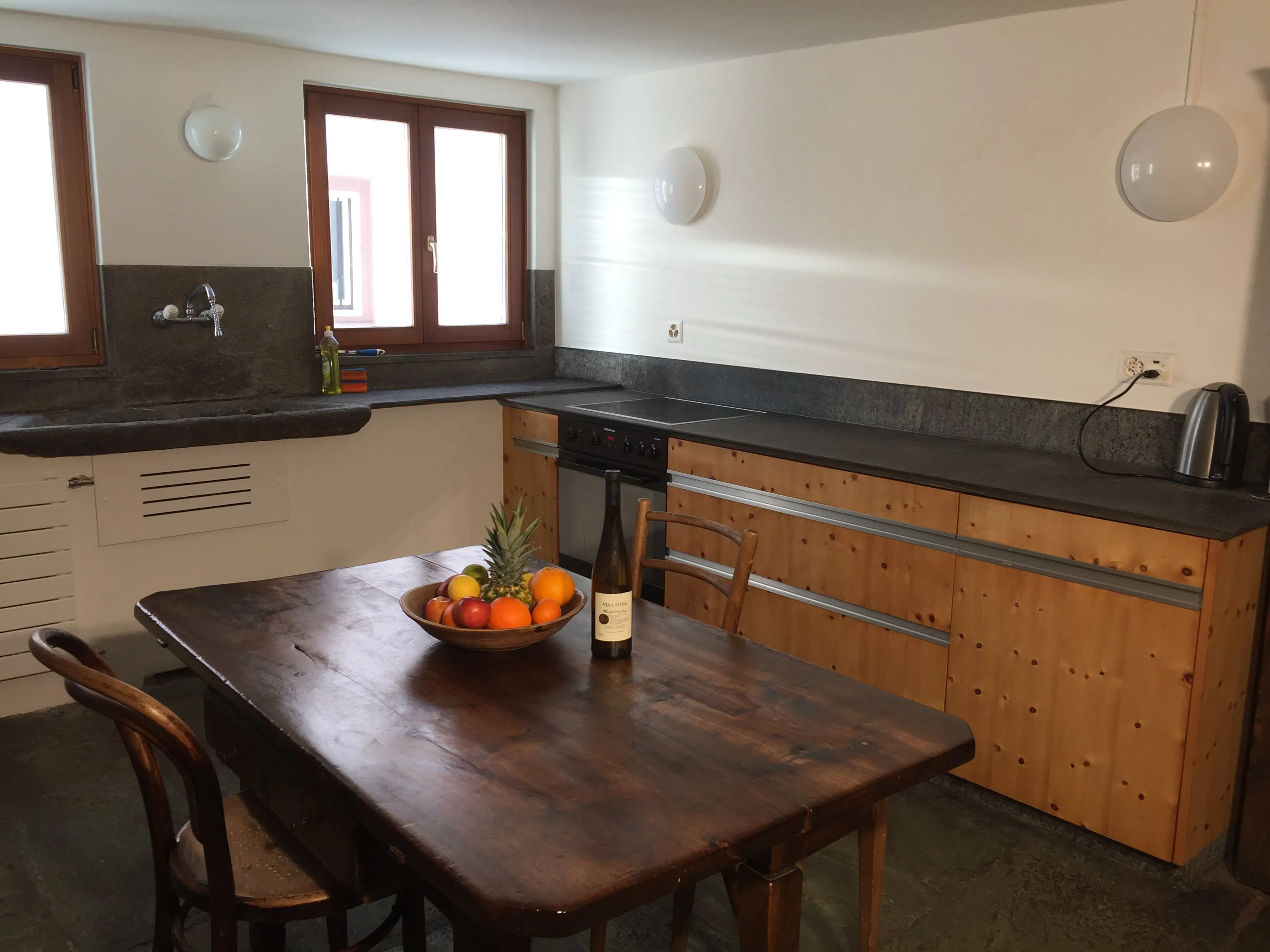 Küche mit Glaskeramik-Kochfeld